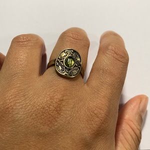 🍀 2 for $20 Vintage Brass tone Celtic Style Ring w Green Stone. Size 7 - 7.25.